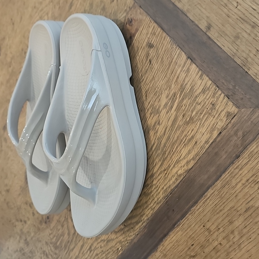 Oofos Oomega Oolala recovery sandal